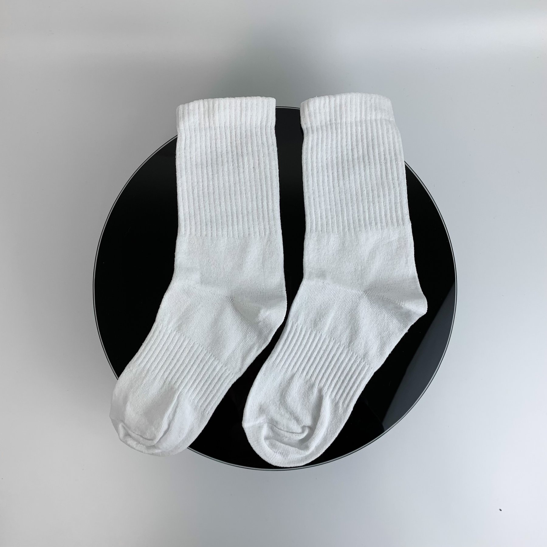 Високі білі шкарпетки